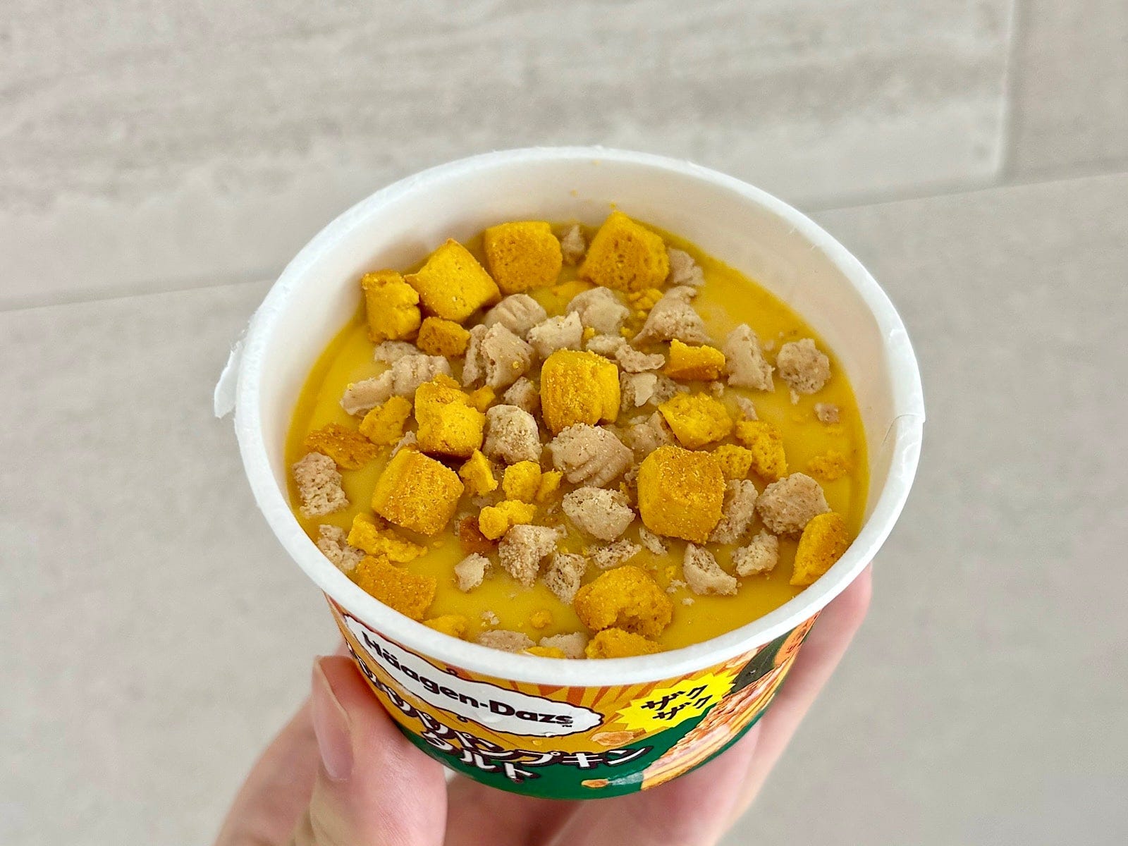 2種類のクッキーがたっぷりとトッピングされています