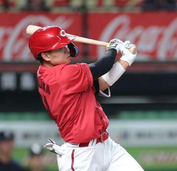 広島 ドラフト1位・平川が待望のプロ初本塁打 右打席で好敵手・武内から「うれしいです！」両手を上げてガッツポーズ