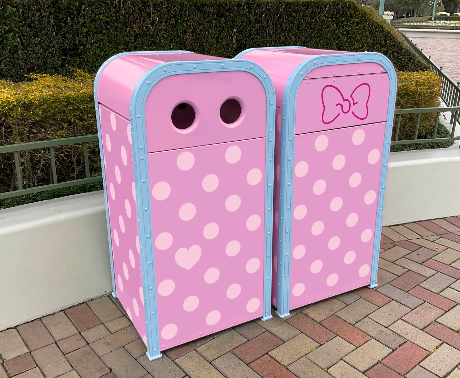 ピンク色に様変わりするベンチやトラッシュカン（ごみ箱）（C）Disney