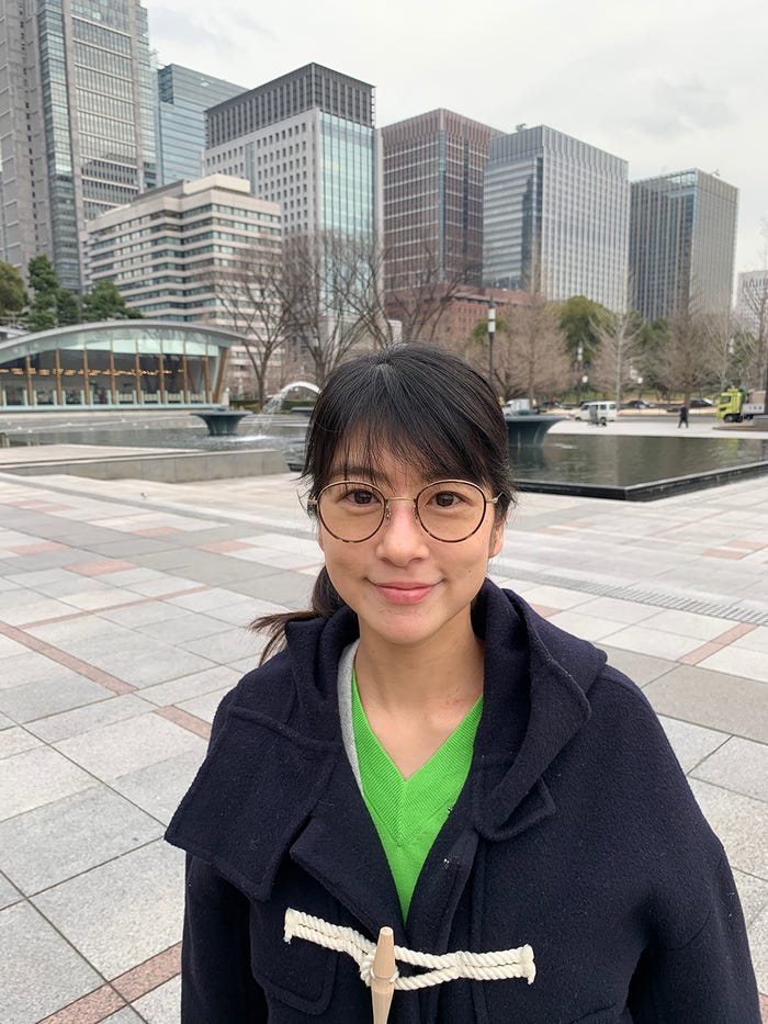 ナチュラルメイクの時は、眼鏡をすることも。レンズを薄い茶色にすることで、目元くっきり効果が!(提供写真)