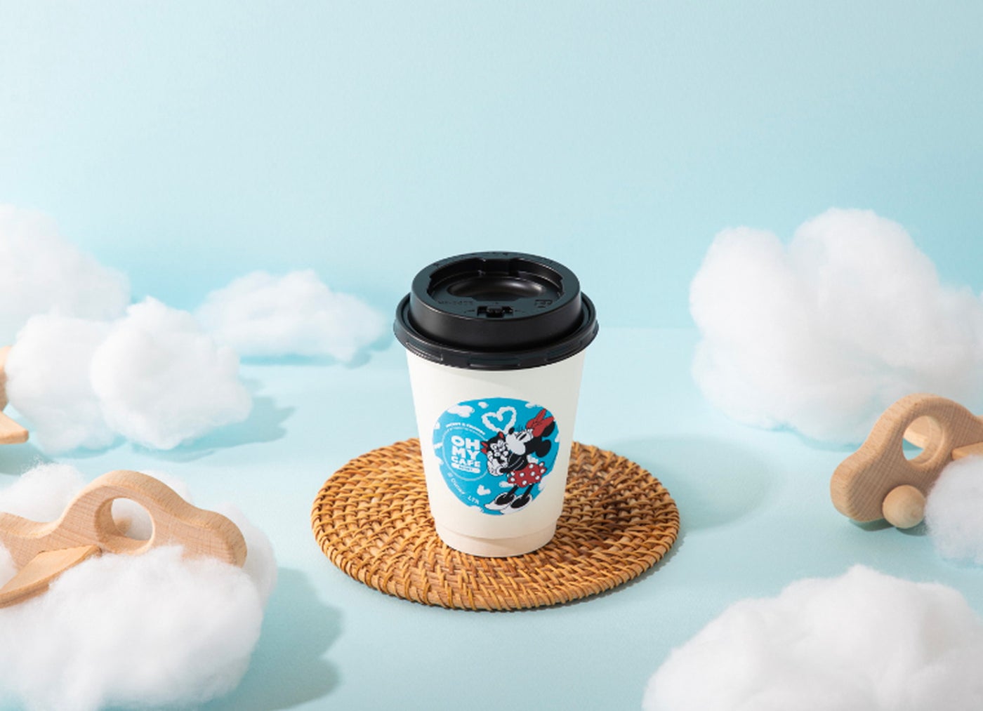 ホットコーヒー、ホットデカフェコーヒー、ホットアールグレイティー、ホットルイボスティー税込各690円、ホットカフェラテ、ホット抹茶ラテ各税込790円(C)Disney