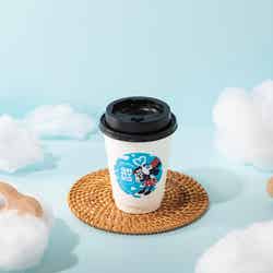 ホットコーヒー、ホットデカフェコーヒー、ホットアールグレイティー、ホットルイボスティー税込各690円、ホットカフェラテ、ホット抹茶ラテ各税込790円(C)Disney