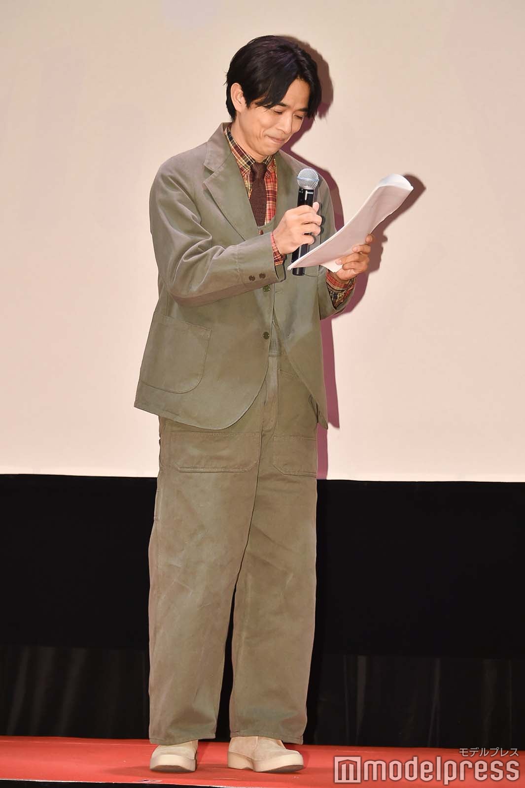 秋コーデを着こなす井ノ原快彦（C）モデルプレス