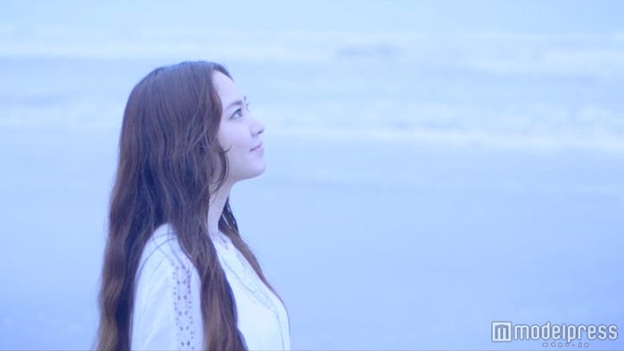 宮脇詩音/新曲「泣き止んだ空」ミュージックビデオより