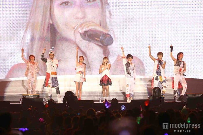 ファンからの声援を浴びるAAA