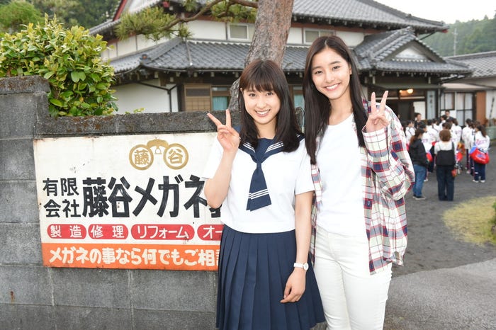 土屋太鳳、新木優子(C)TBS