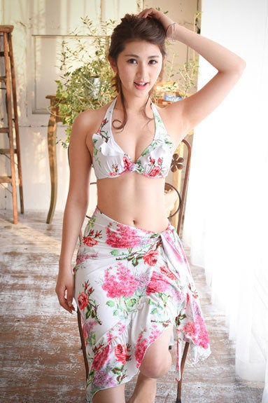 ローズ＆ストック柄パレオ付ワイヤーホルタービキニ「バケスタオンラインショップ」7,980円（税別）／画像提供：バケスタオンラインショップ