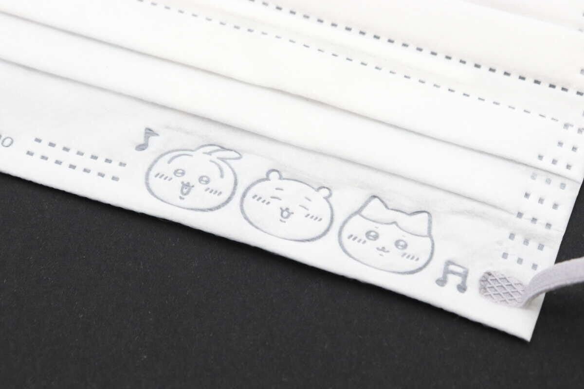 白いちいかわマスクの、うさぎ・ちいかわ・ハチワレのエンボス加工部分のアップ