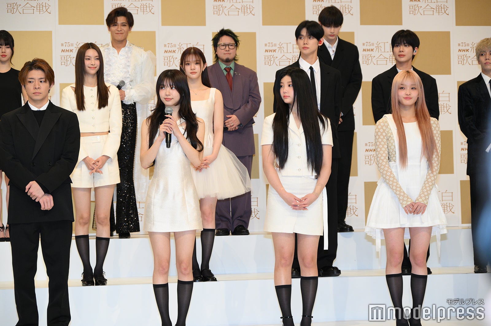 ILLIT（後列左から）ユナ、ミンジュ（前列左から）モカ、ウォンヒ、イロハ（C）モデルプレス