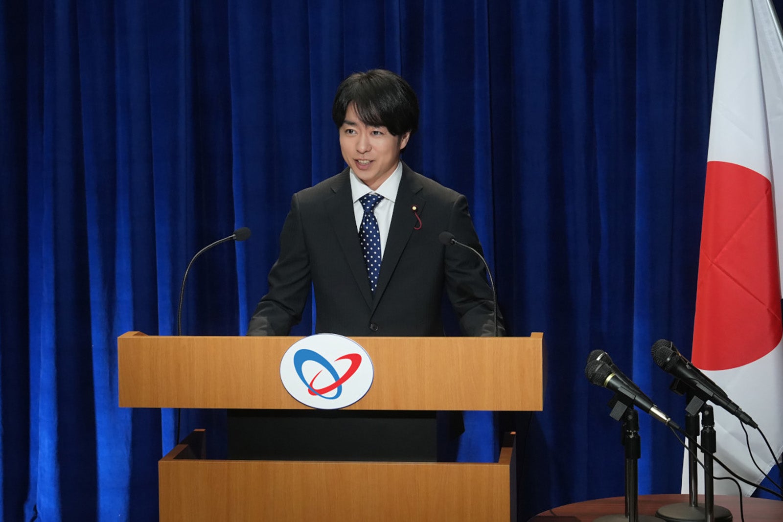 櫻井翔、政治家役で“初会見” 水川あさみ主演「笑うマトリョーシカ」初回放送日＆場面写真解禁