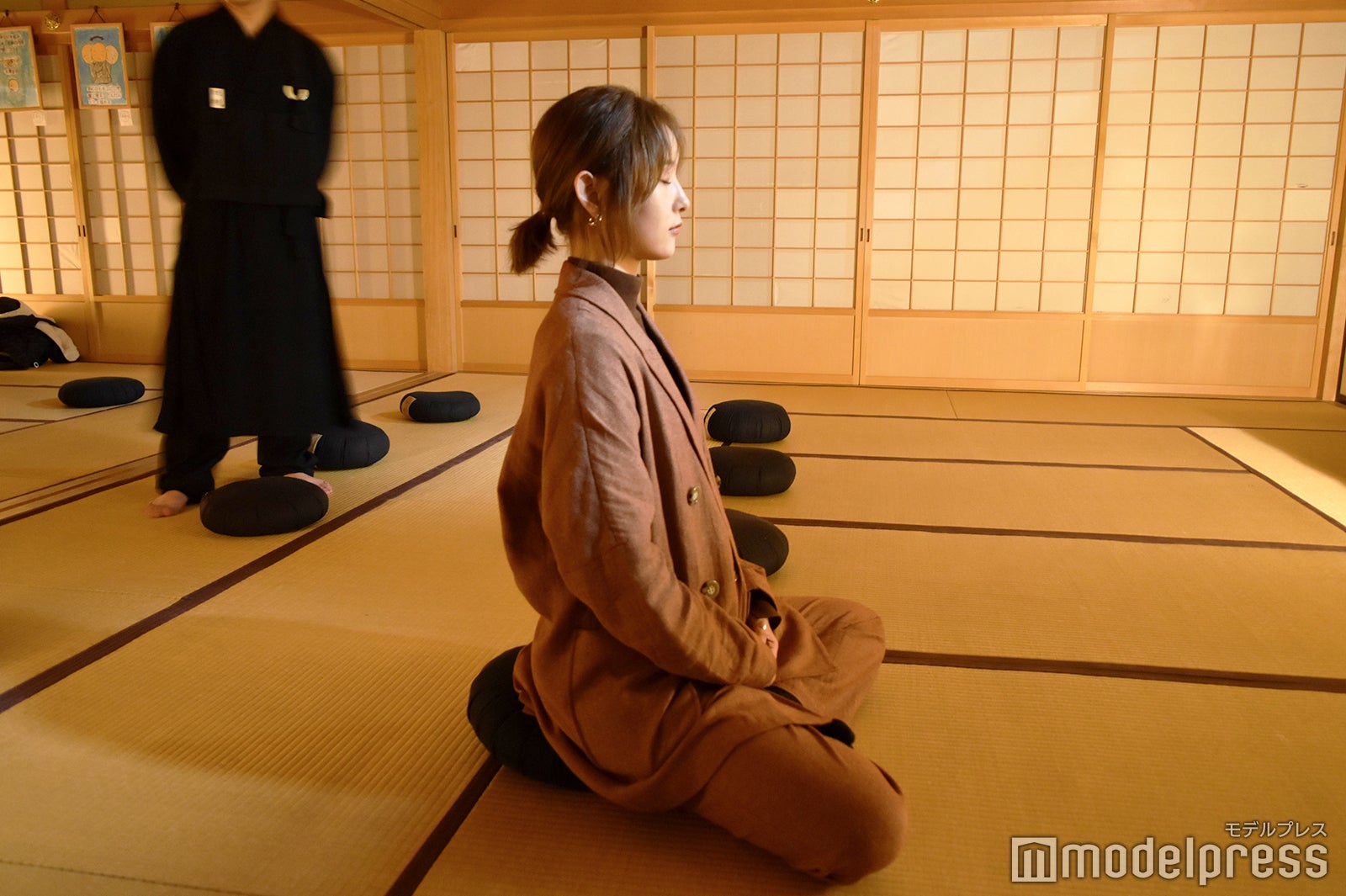 静かに、心を落ち着けて臨む坐禅体験。雑念を取り払う難しさを味わうのも、ひとつの修行なのだとか（C）モデルプレス