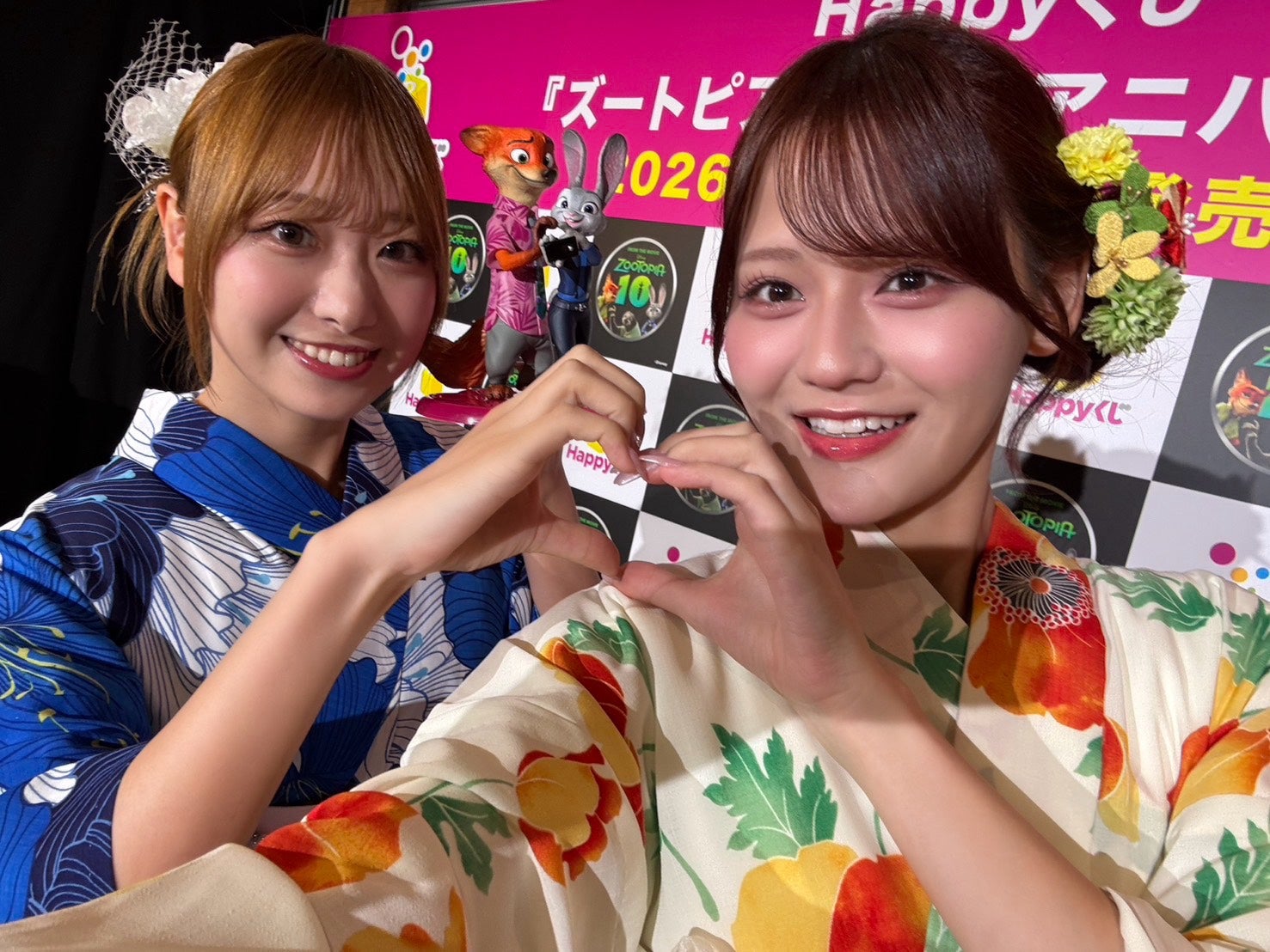 「ズートピア」ジュディ＆ニックの自撮りを再現する瀧脇笙古、高松瞳（提供写真）