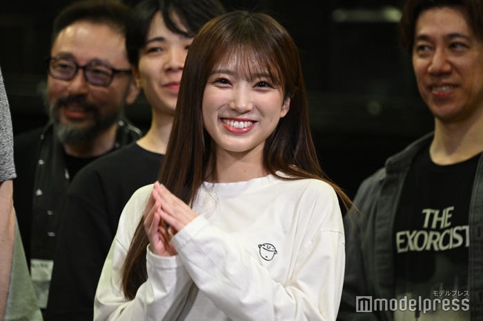 モデルプレスのカメラに気付いた矢吹奈子(C)モデルプレス