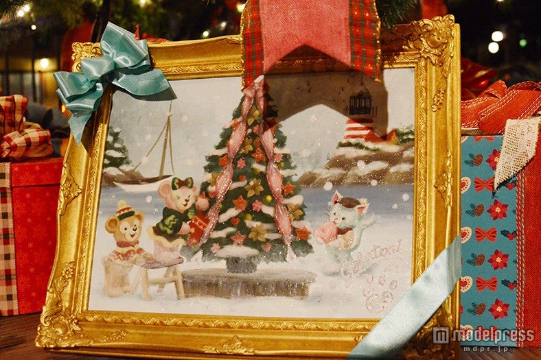 ツリーの下にあるジェラトーニが描いた絵