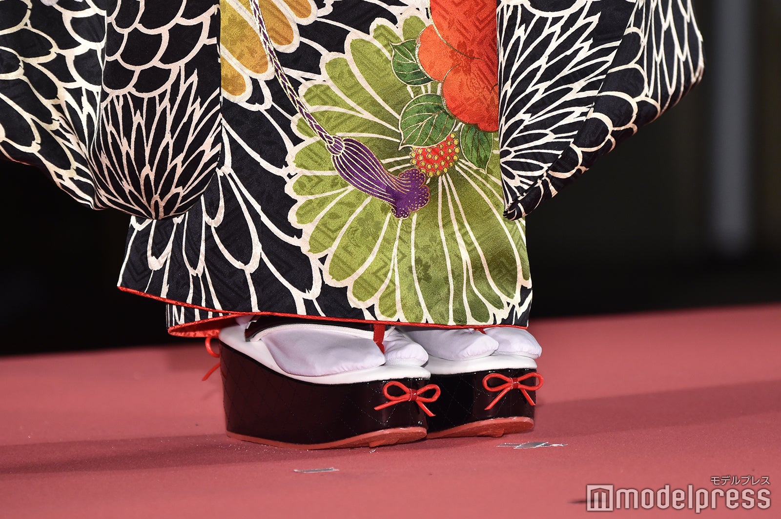 玉城ティナの足元（C）モデルプレス