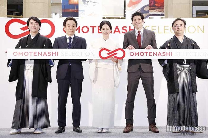 中谷美紀(中央)