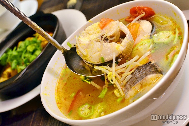 酸味と辛味がちょうどいいサッパリ系スープ「Sweet＆Sour Fish Soup」と「Sauteed King Prawns with Tamarind Sauce」
