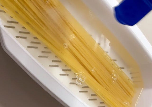 ダイソー　お皿にもなる電子レンジでパスタメーカー　ザル