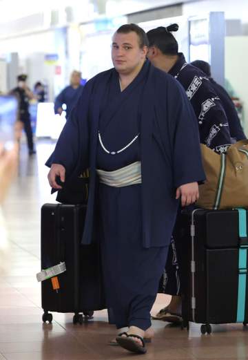 大関安青錦が大相撲パリ公演で1年ぶり両親と再会していた「ヴェルサイユ宮殿に一緒に行けた」羽田空港に帰国