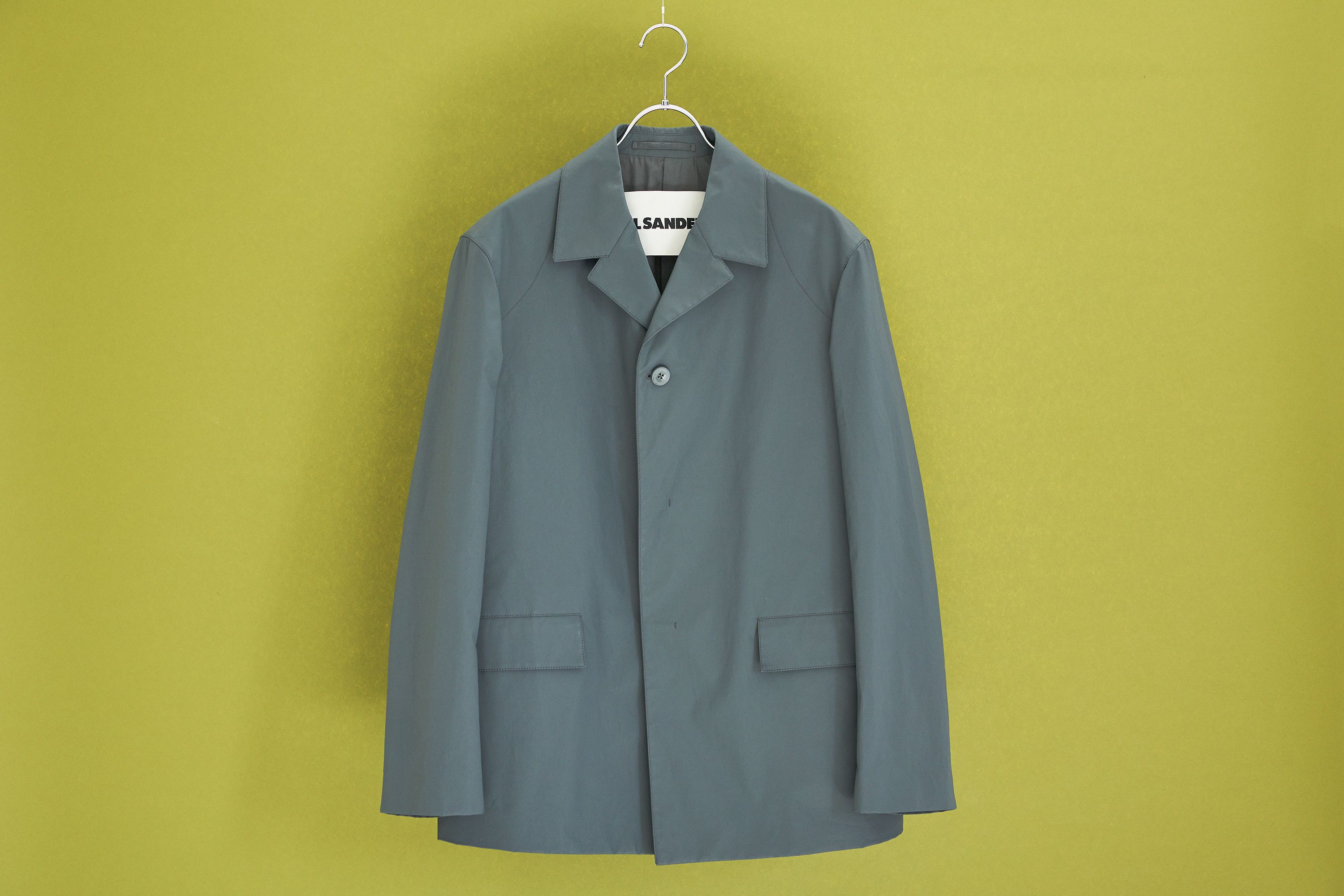 クリーンな洗練されたモダンで魅せるジル サンダー──2026年の春、推したいのはこのアウター