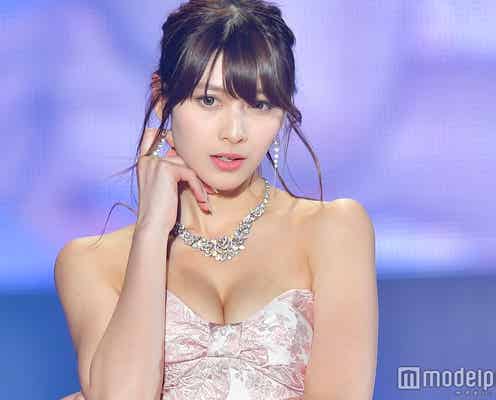 “リア・ディゾンの再来”アンジェラ芽衣の美バストがすごい ミニ丈ドレスで登場<関コレ2018S/S>