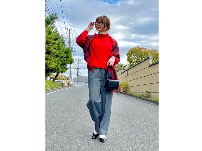 鮮やかなカラーのニットでふんわり、着映えも叶うコーデに 出典:StyleHint