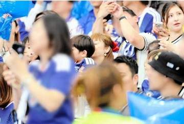 W杯スタンドで輝いていた堂安律の妻 「出産後とは思えない美美♥」ドイツのホテルで上品姿、第1子娘出産をW杯後に公表