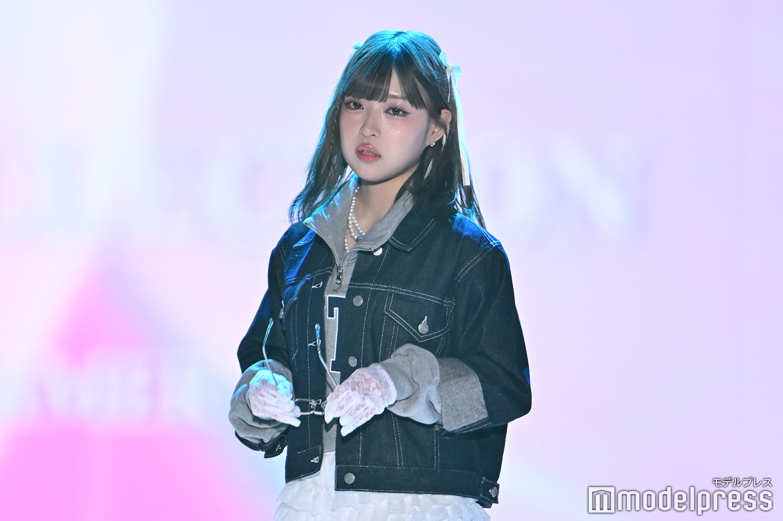 MINAMI、ミニスカ×レースタイツ着こなす リムレスメガネ外す姿に視線集中【TGC2026 S/S】