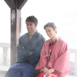 足湯を満喫する(左から)阿部寛、上戸彩、