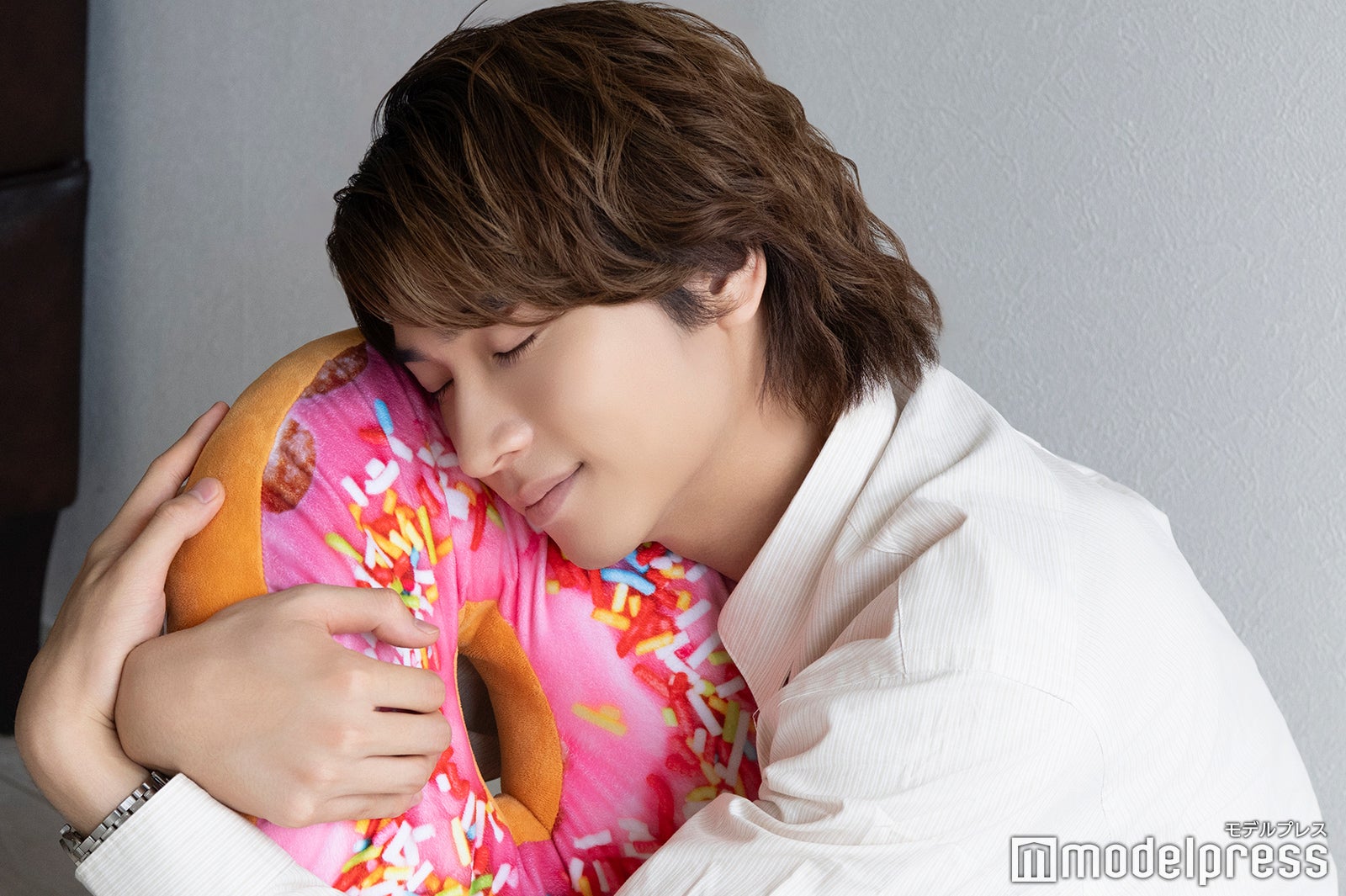 クッションを抱きしめる庄司浩平（C）モデルプレス
