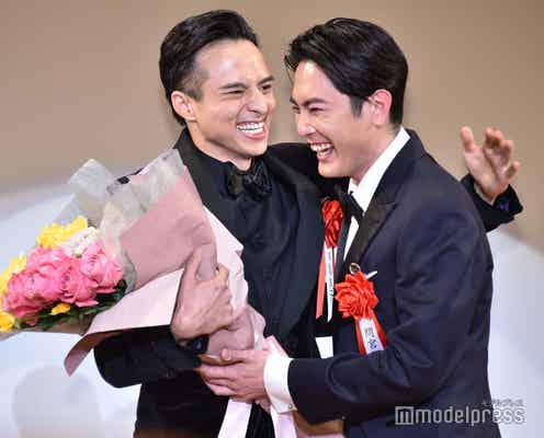 間宮祥太朗「ナンバ」兄・満島真之介と何度も熱い抱擁 会場に“歓喜の地声”鳴り響く<2023年 エランドール賞>