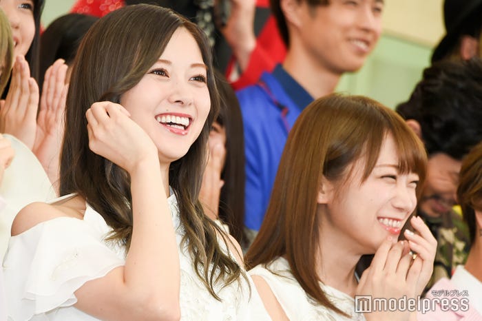 純烈・小田井涼平のジョークに笑う白石麻衣、秋元真夏 (C)モデルプレス