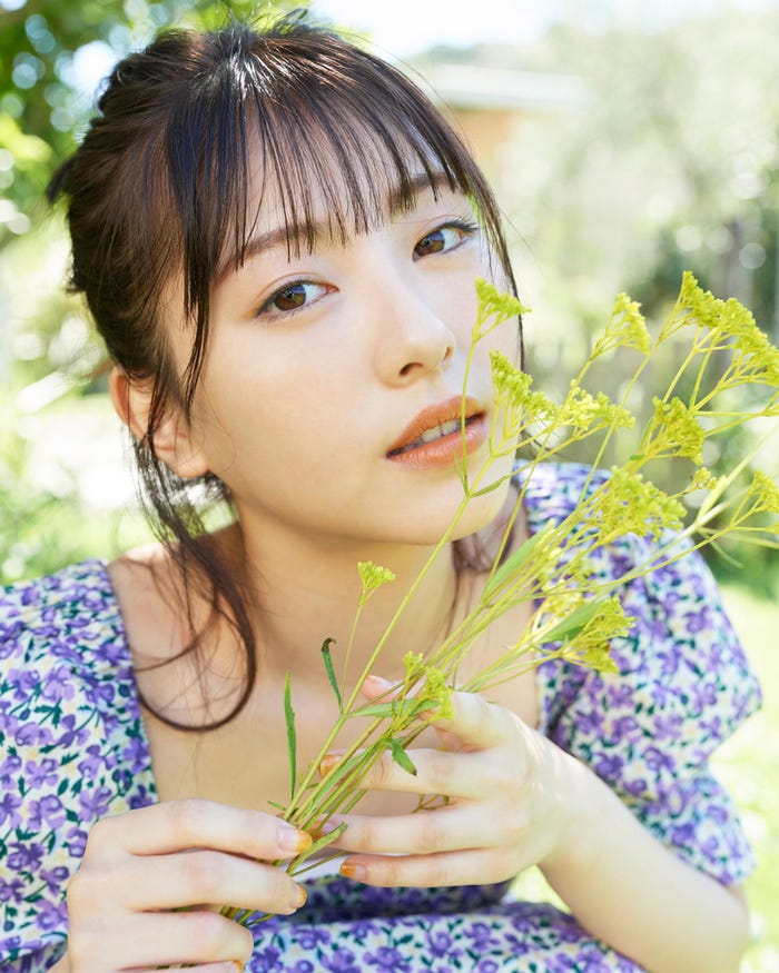 『浜辺美波カレンダー 2022.04-2023.03』より(画像提供:KADOKAWA)