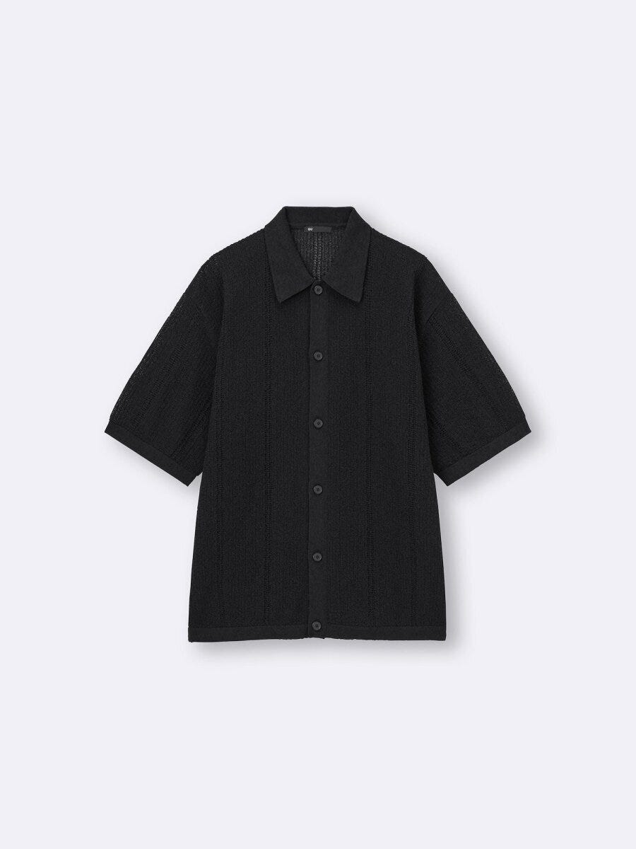 黒い透かし編み半袖ニットシャツを平置きした様子