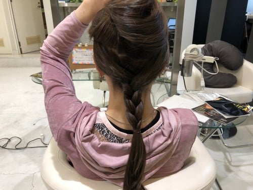 下に分けた髪を三つ編みにします。