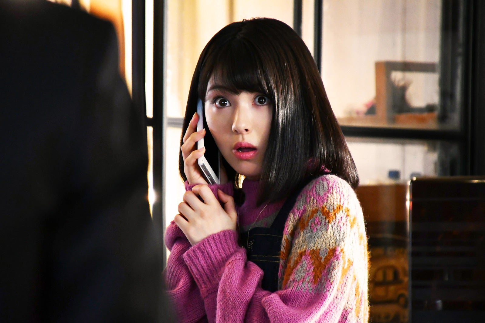 浜辺美波、絶体絶命の危機迫る＜アリバイ崩し承ります＞