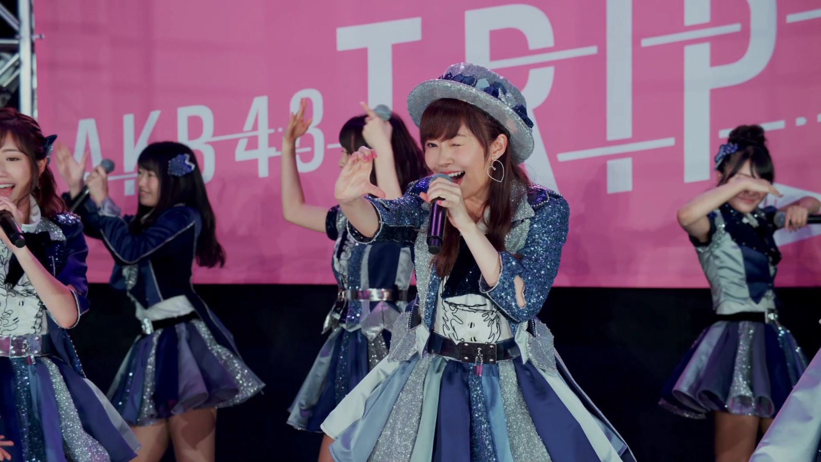 AKB48「LOVE TRIP」MVより