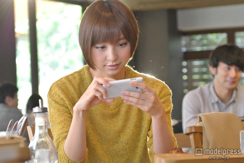 篠田麻里子／新CM「手のひら年賀状」編