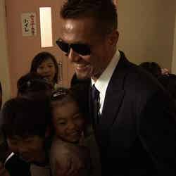 母校の小学校の式典を訪れた際、子どもたちから囲まれるATSUSHI（C）NHK