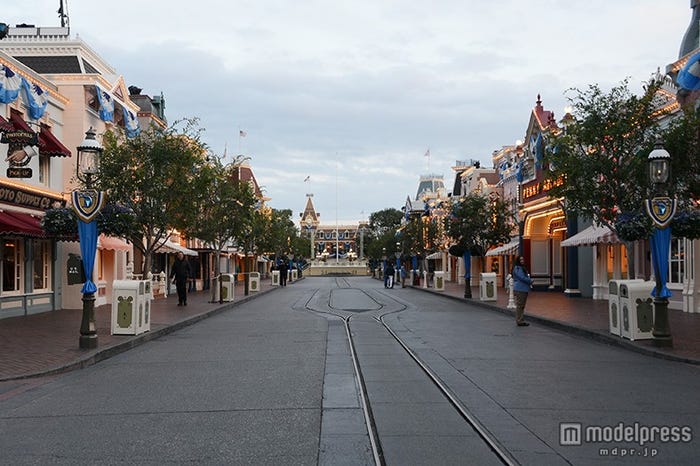 60周年仕様にデコレーションされたパーク内