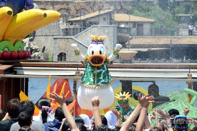 一緒に踊って盛り上がるドナルド