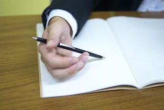 下手に相槌を打つよりメモをとる方が良い理由とは 相手に やる気がある とアピールできる モデルプレス 下手に相槌を打つよりメモをとる方が良い理由とは 相手に やる気がある とアピールできる モデルプレス