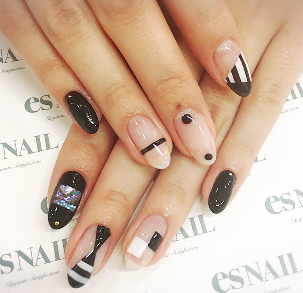 モノトーンでクールにキメる（画像提供：esNAIL）