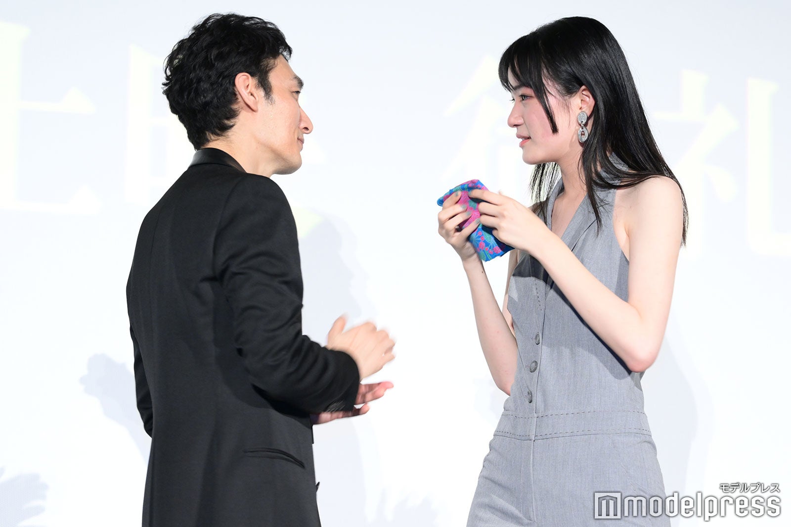 草なぎ剛、服部樹咲（C）モデルプレス