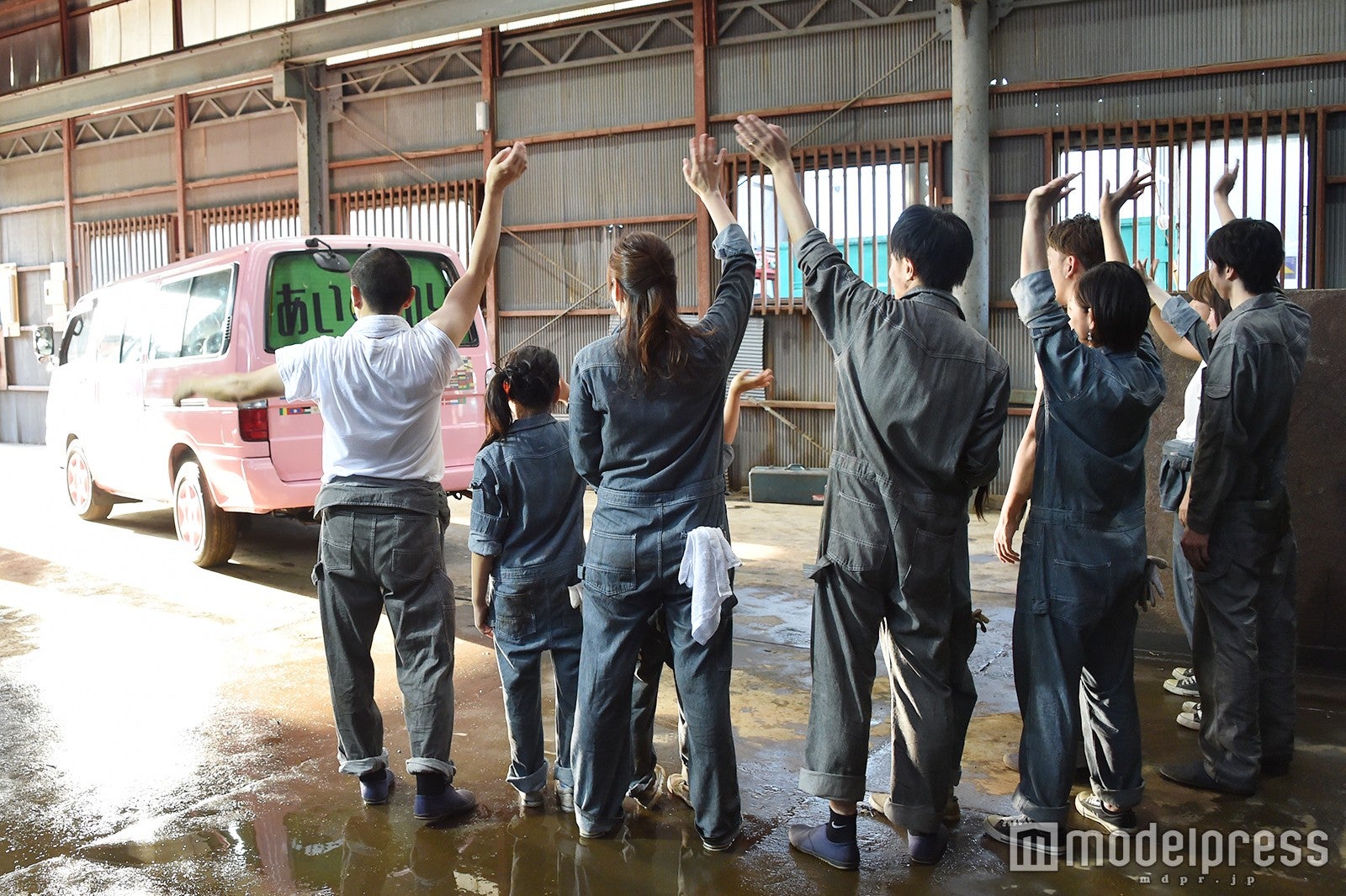 旅に出るラブワゴンを見送る（C）モデルプレス