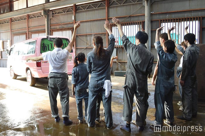 旅に出るラブワゴンを見送る(C)モデルプレス