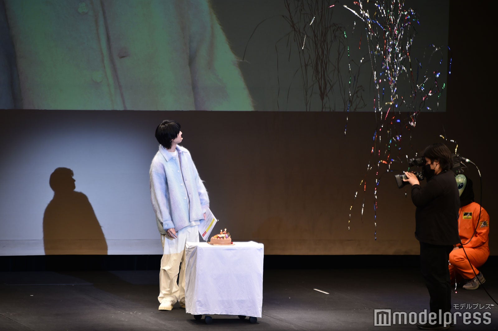 宇宙人からの祝福を受けた桜田通（C）モデルプレス