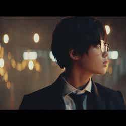 欅坂46「風に吹かれても」MVより（写真提供：ソニー・ミュージックレーベルズ）