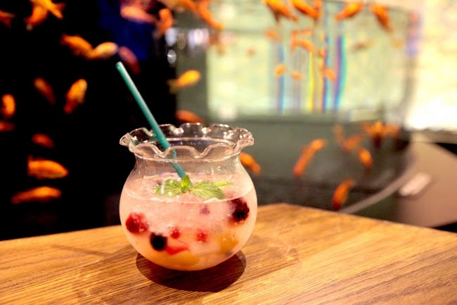 「金魚ソーダ ～金魚鉢付き～」750円／画像提供：すみだ水族館 