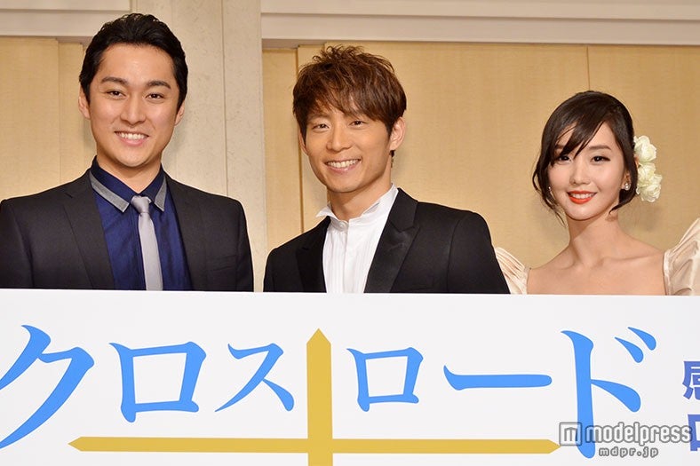 映画「クロスロード」（2015年11月28日公開）の製作発表記者会見／（左から）渡辺大、黒木啓司、アローディア